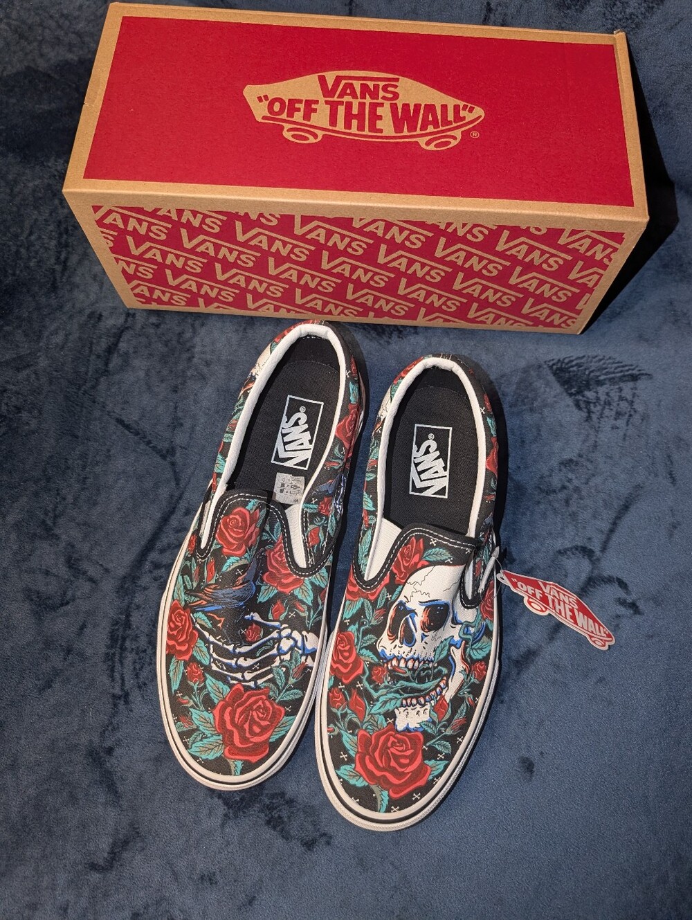 NIB VANS Unisex Black/Rose Skulls Slip-On Skateboarding Shoe